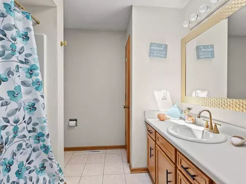 Bath - 3476 Valley Woods Dr, Cherry Valley, IL 61016 photo 5 of 7