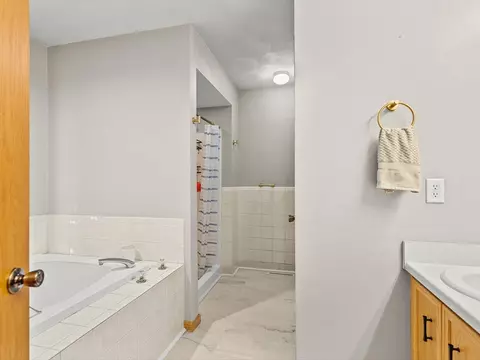 Bath - 3476 Valley Woods Dr, Cherry Valley, IL 61016 photo 2 of 7