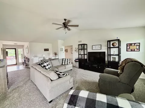 205 Sundance Trl, Capron, IL 61012 photo 6