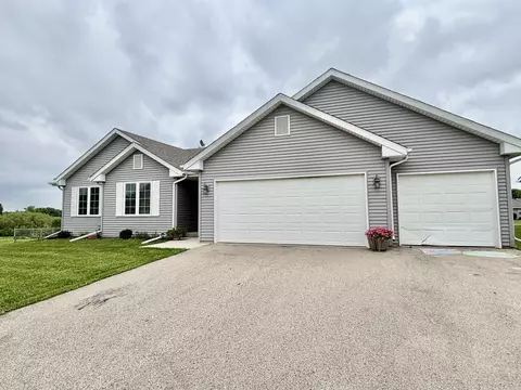 205 Sundance Trl, Capron, IL 61012 photo 2