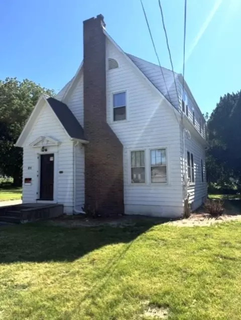 811 S Burchard Ave, Freeport, IL 61032 photo 2
