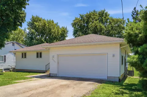 Exterior - 2004 W 4th St, Dixon, IL 61021 photo 5 of 6