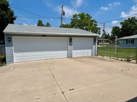 Exterior - 422 E 8th St, Belvidere, IL 61008 photo 3 of 5