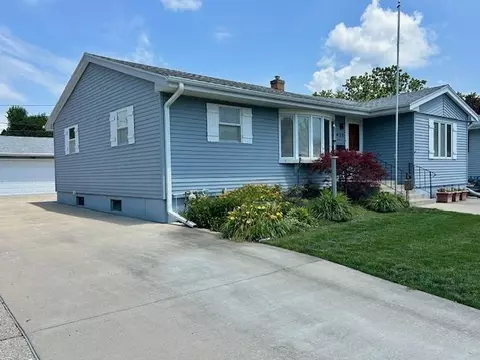 Exterior - 422 E 8th St, Belvidere, IL 61008 photo 1 of 5