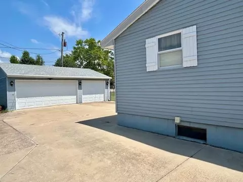 Exterior - 422 E 8th St, Belvidere, IL 61008 photo 2 of 5