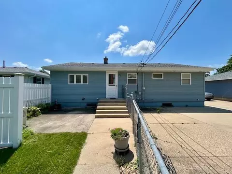 Exterior - 422 E 8th St, Belvidere, IL 61008 photo 4 of 5