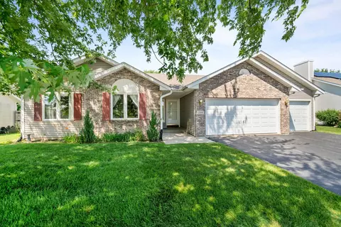 219 Acorn Dr, Poplar Grove, IL 61065