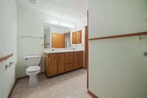 Bath - 5939 Chestnut St, Roscoe, IL 61073 photo 4 of 5