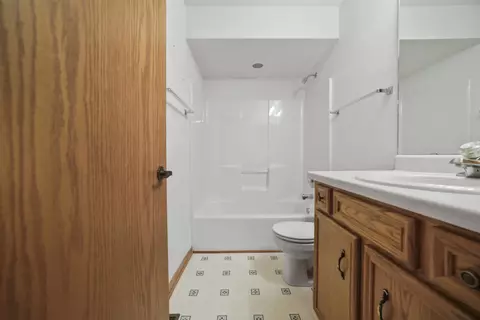 Bath - 5939 Chestnut St, Roscoe, IL 61073 photo 2 of 5