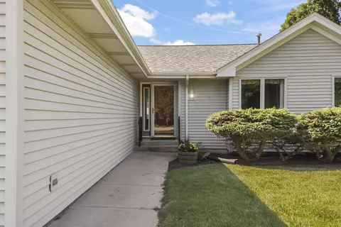 Exterior - 5939 Chestnut St, Roscoe, IL 61073 photo 2 of 10
