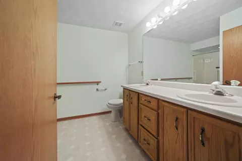 Bath - 5939 Chestnut St, Roscoe, IL 61073 photo 5 of 5