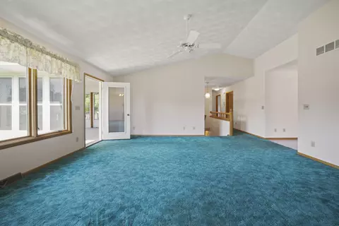 Living - 5939 Chestnut St, Roscoe, IL 61073 photo 3 of 5