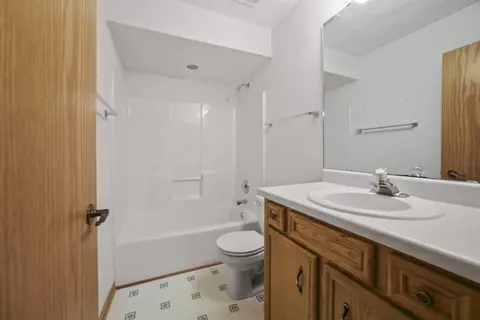 Bath - 5939 Chestnut St, Roscoe, IL 61073 photo 1 of 5