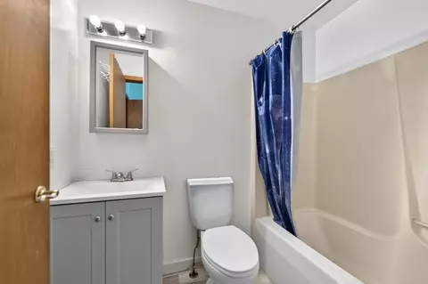 Bath - 13776 Beaver Dr, Roscoe, IL 61073 photo 3 of 3