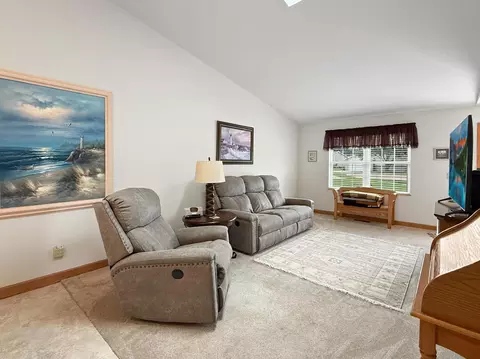 Living - 562 Pine Meadow Dr, Dixon, IL 61021 photo 4 of 6