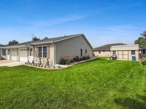 Exterior - 562 Pine Meadow Dr, Dixon, IL 61021 photo 5 of 6