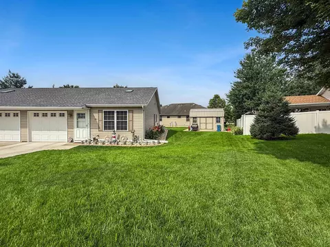 562 Pine Meadow Dr, Dixon, IL 61021