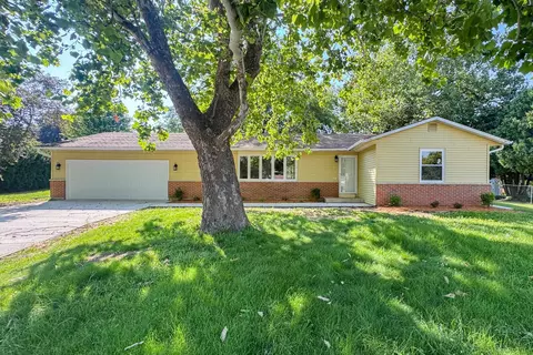 708 Mission Ct, Freeport, IL 61032
