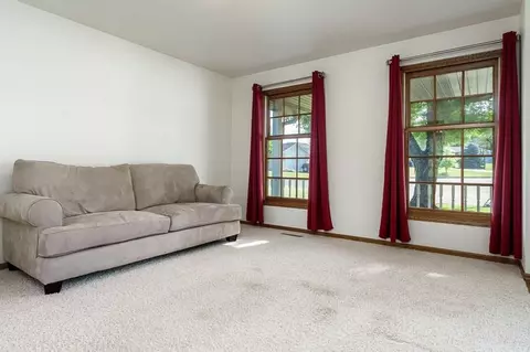 Living - 501 Dori Ct, Pecatonica, IL 61063 photo 2 of 9