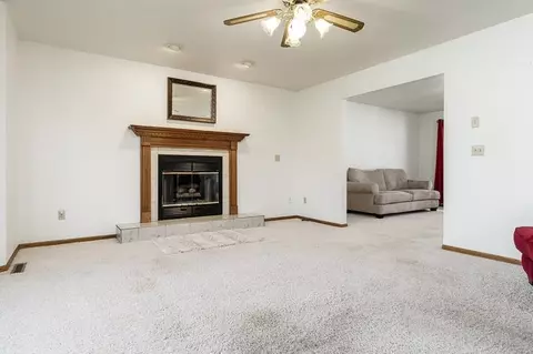 Living - 501 Dori Ct, Pecatonica, IL 61063 photo 6 of 9