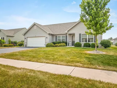 Exterior - 910 Madison Ave, Mchenry, IL 60050 photo 2 of 13