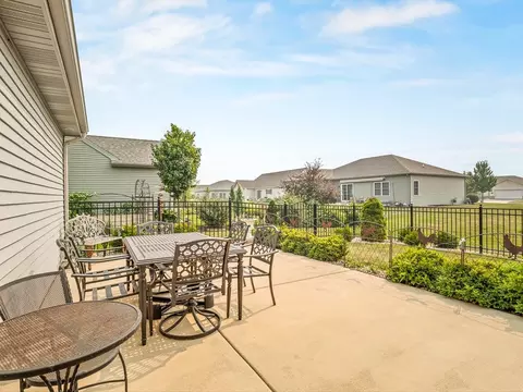 Exterior - 910 Madison Ave, Mchenry, IL 60050 photo 6 of 13