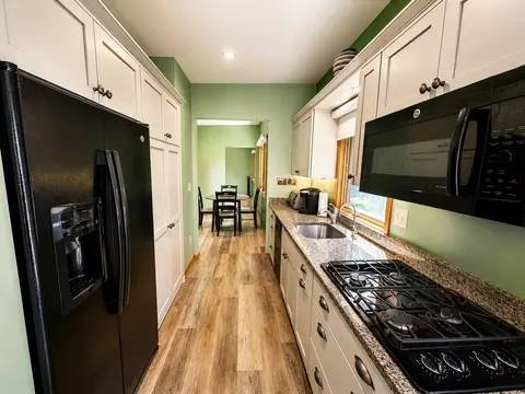 Kitchen - 7328 Kinnikinnick Dr, Roscoe, IL 61073 photo 4 of 5