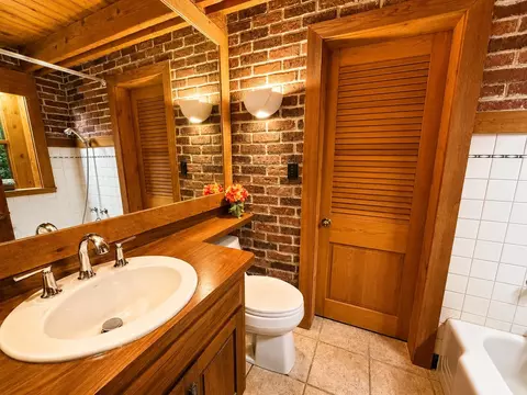 Bath - 7328 Kinnikinnick Dr, Roscoe, IL 61073 photo 1 of 6