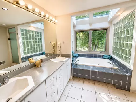 Bath - 7328 Kinnikinnick Dr, Roscoe, IL 61073 photo 5 of 6