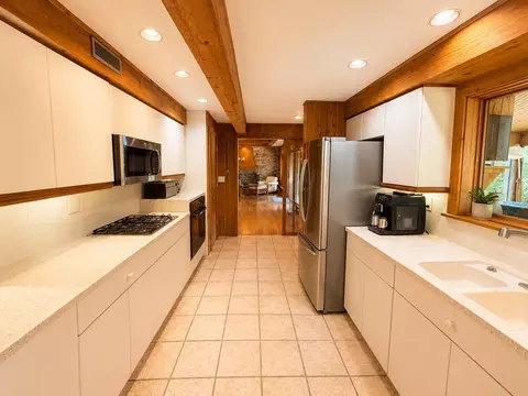 Kitchen - 7328 Kinnikinnick Dr, Roscoe, IL 61073 photo 3 of 5