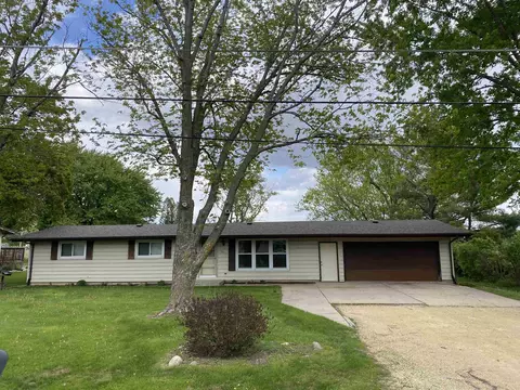 1367 Robert Dr, Freeport, IL 61032