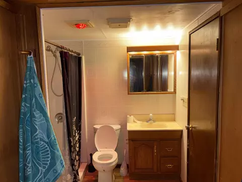 Bath - 1367 Robert Dr, Freeport, IL 61032 photo 1 of 1
