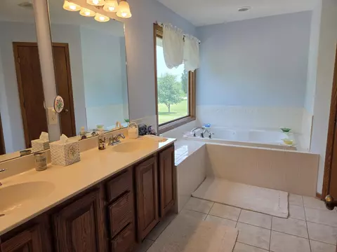 Bath - 6628 Lindbloom Ln, Cherry Valley, IL 61016 photo 2 of 3