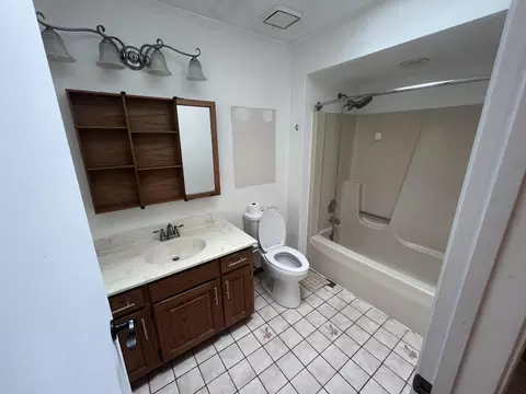 Bath - 11128 Cedarbrook Rd, Roscoe, IL 61073 photo 2 of 4