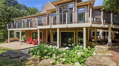 8 Arrowwood Ln, Galena, IL 61036