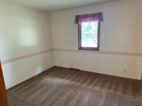 Bedroom - 2109 W Cimarron Dr, Freeport, IL 61032 photo 2 of 4