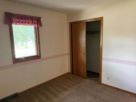 Bedroom - 2109 W Cimarron Dr, Freeport, IL 61032 photo 3 of 4
