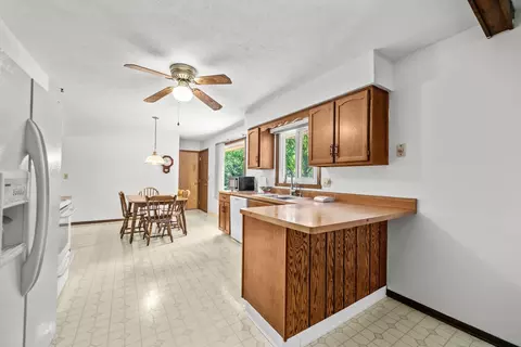 Kitchen - 6851 Strong Box Cir, Roscoe, IL 61073 photo 2 of 3