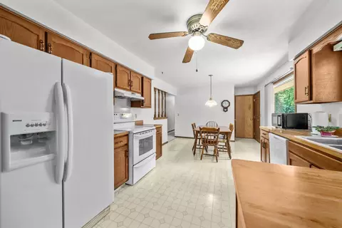 Kitchen - 6851 Strong Box Cir, Roscoe, IL 61073 photo 3 of 3