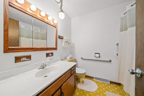 Bath - 6851 Strong Box Cir, Roscoe, IL 61073 photo 1 of 1