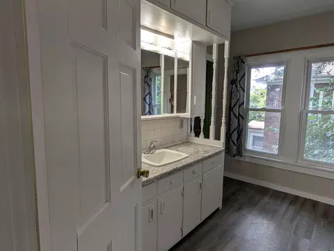 Bath - 1453 S Float Ave, Freeport, IL 61032 photo 2 of 3
