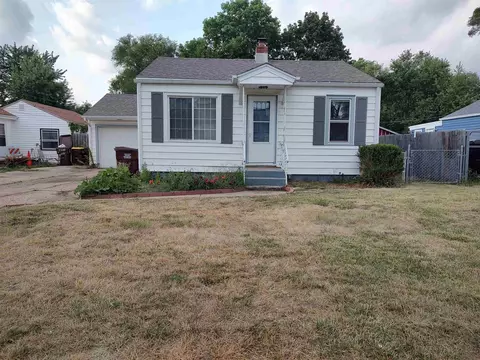 720 Kingsley Dr, Machesney Park, IL 61115
