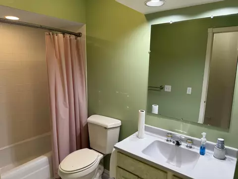 Bath - 2282 Shepard Dr, Freeport, IL 61032 photo 4 of 5