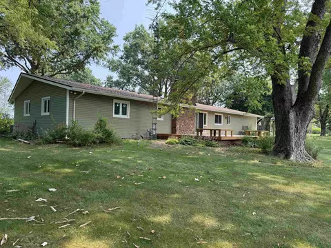 Exterior - 2282 Shepard Dr, Freeport, IL 61032 photo 4 of 10