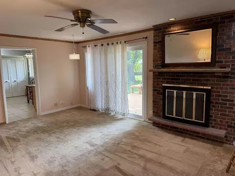 Living - 2282 Shepard Dr, Freeport, IL 61032 photo 5 of 6