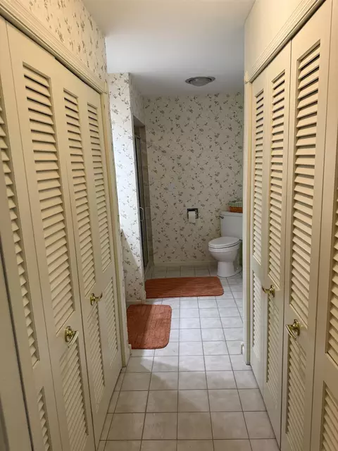 Bath - 2282 Shepard Dr, Freeport, IL 61032 photo 1 of 5