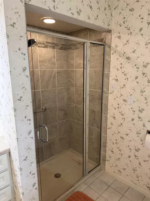 Bath - 2282 Shepard Dr, Freeport, IL 61032 photo 3 of 5