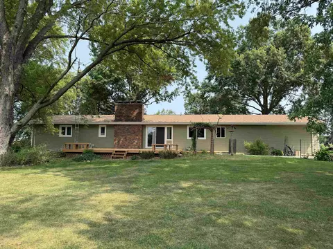 Exterior - 2282 Shepard Dr, Freeport, IL 61032 photo 6 of 10