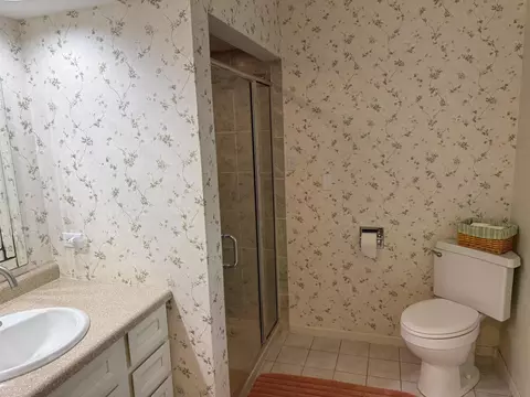 Bath - 2282 Shepard Dr, Freeport, IL 61032 photo 2 of 5