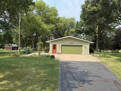 Exterior - 2282 Shepard Dr, Freeport, IL 61032 photo 9 of 10